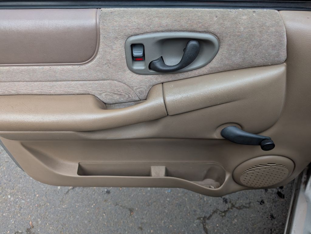 2000 Chevrolet S10 Image 13