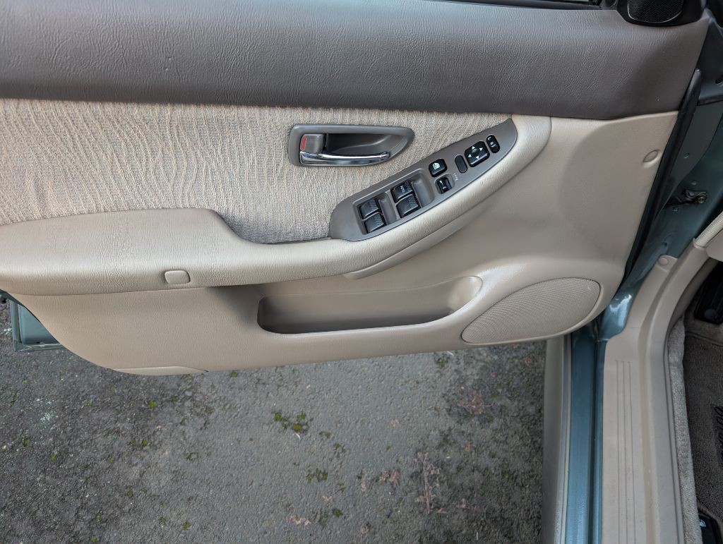 2001 Subaru Legacy Image 12