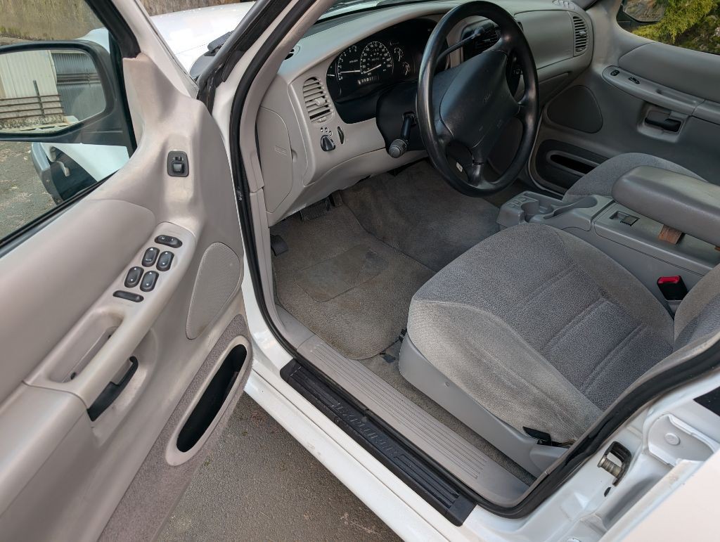 2000 Ford Explorer Image 7