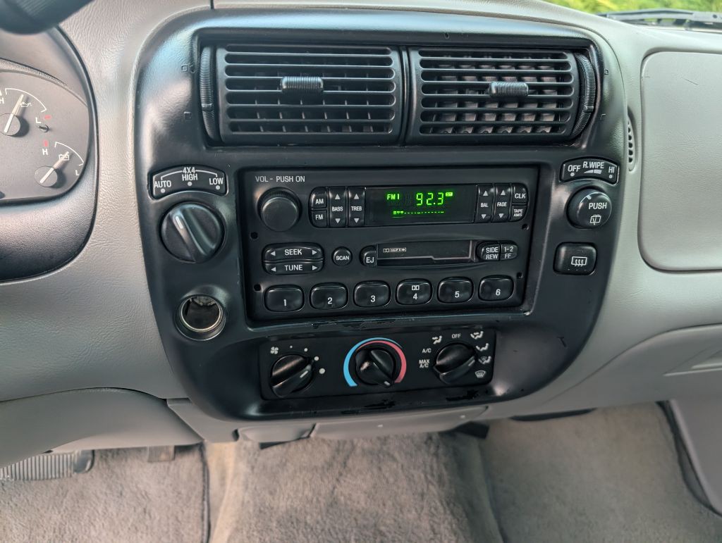2000 Ford Explorer Image 10