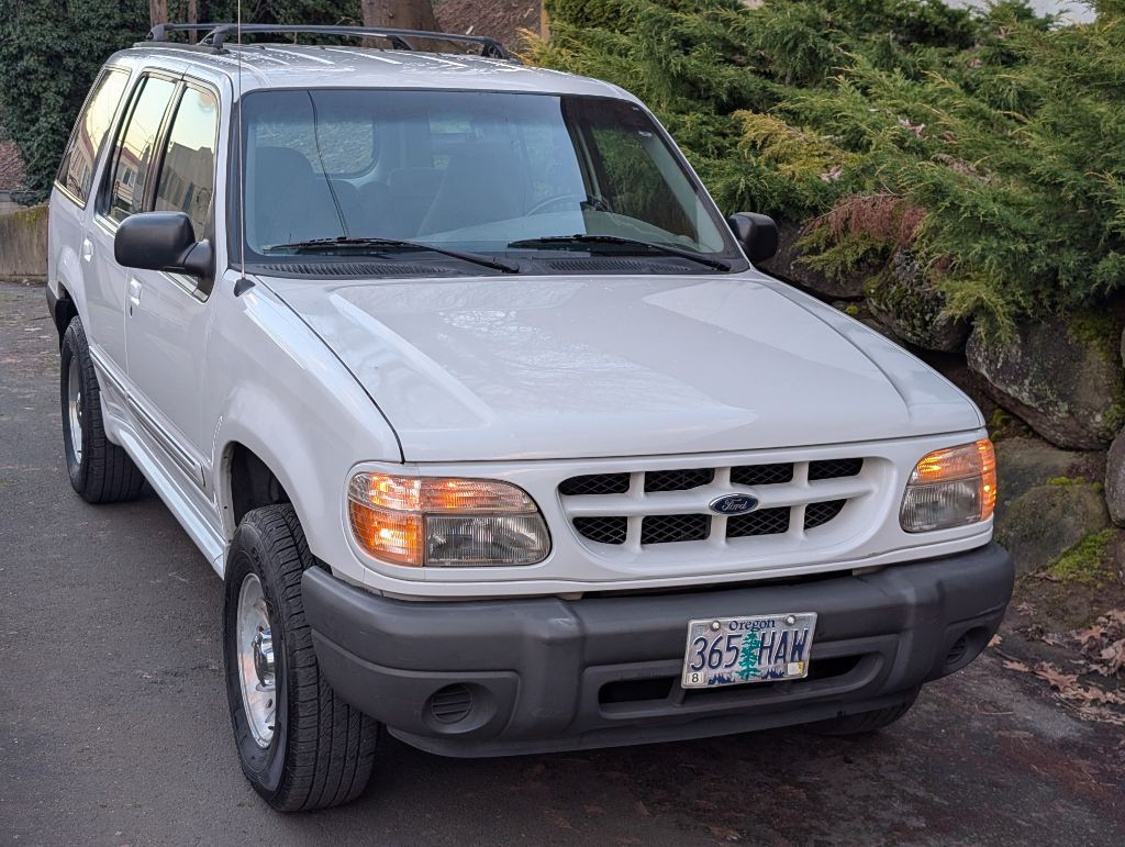 2000 Ford Explorer Image 1