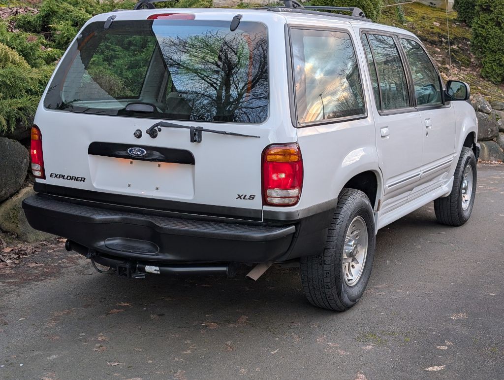 2000 Ford Explorer Image 4