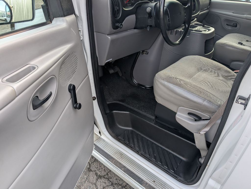 2000 Ford Econoline Image 3
