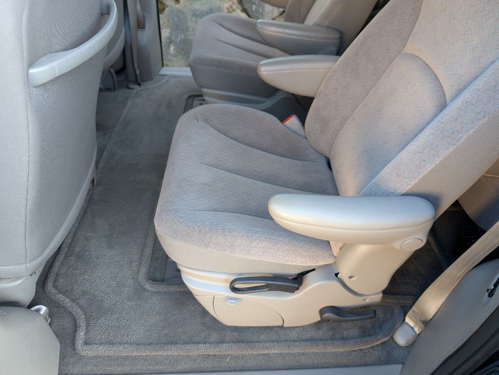 2002 Dodge Ram Van Image 6