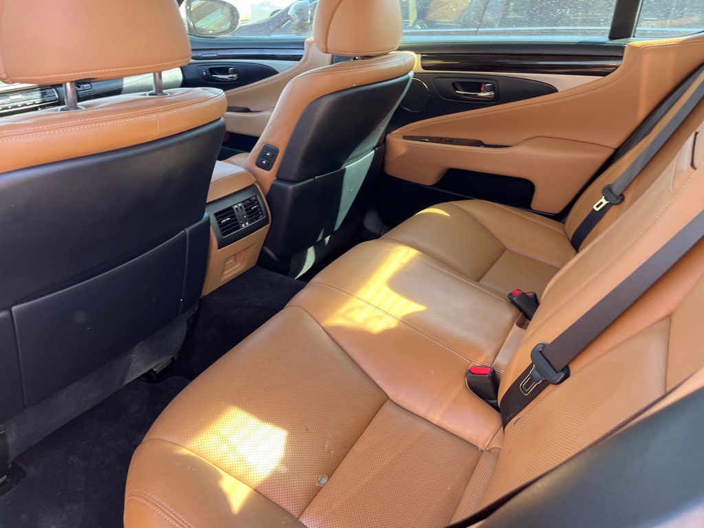 2014 Lexus LS Image 10