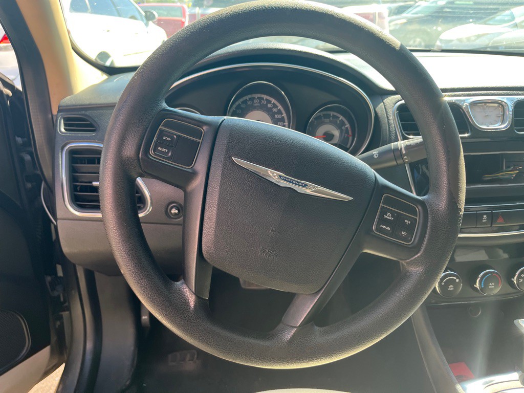 2012 Chrysler 200 Image 6