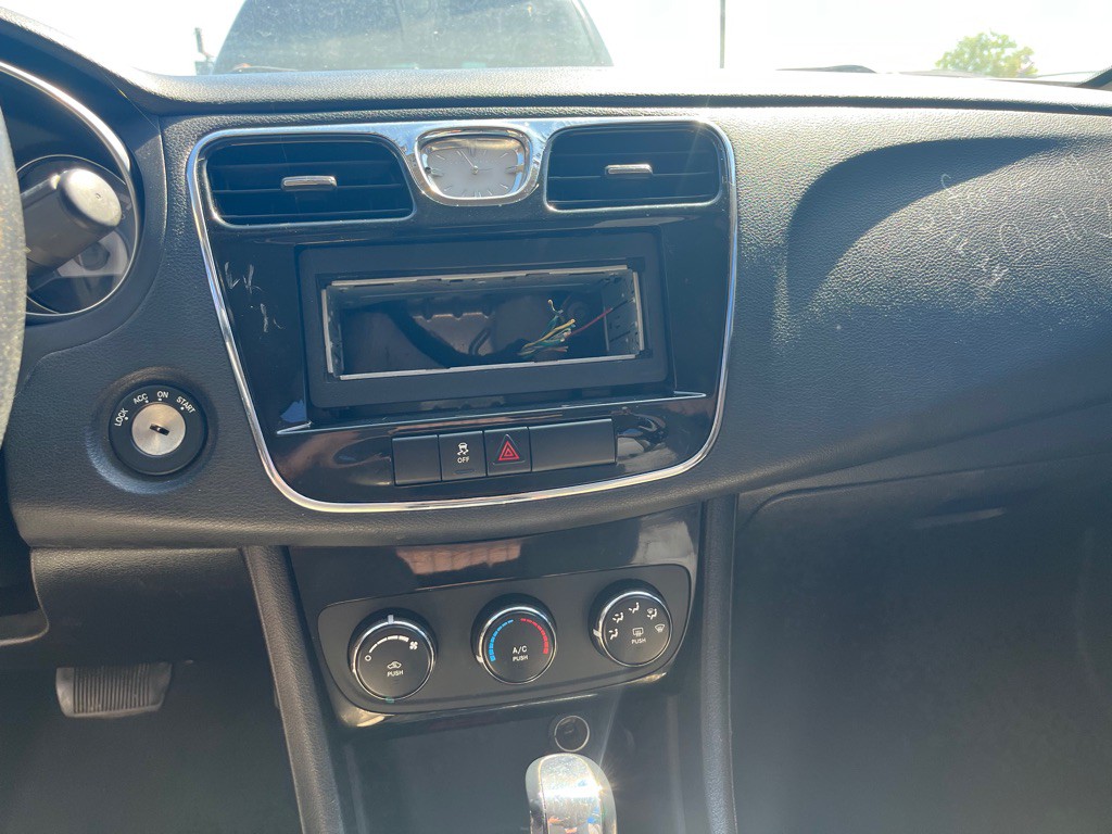 2012 Chrysler 200 Image 7