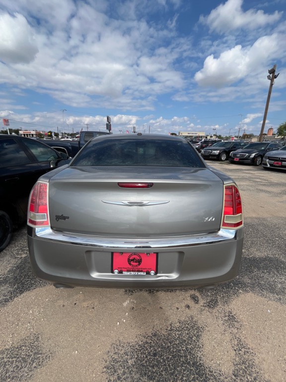 2014 Chrysler 300 Image 2