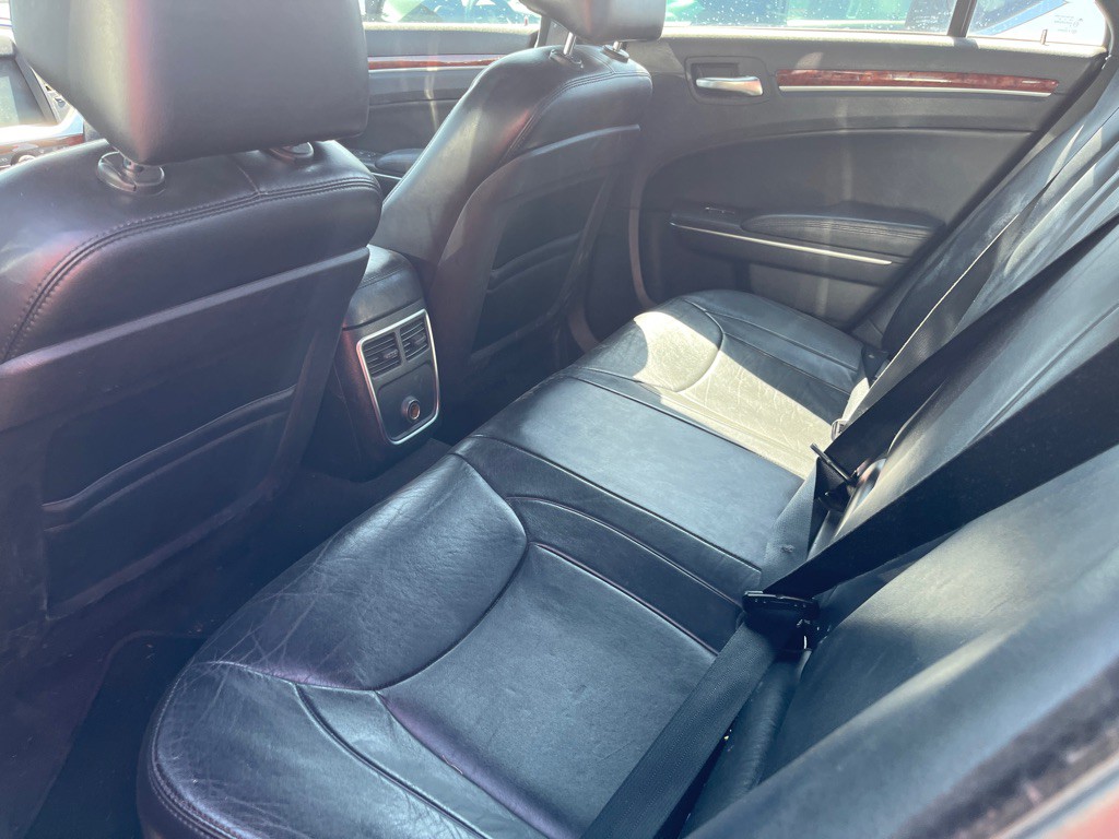 2013 Chrysler 300 Image 8