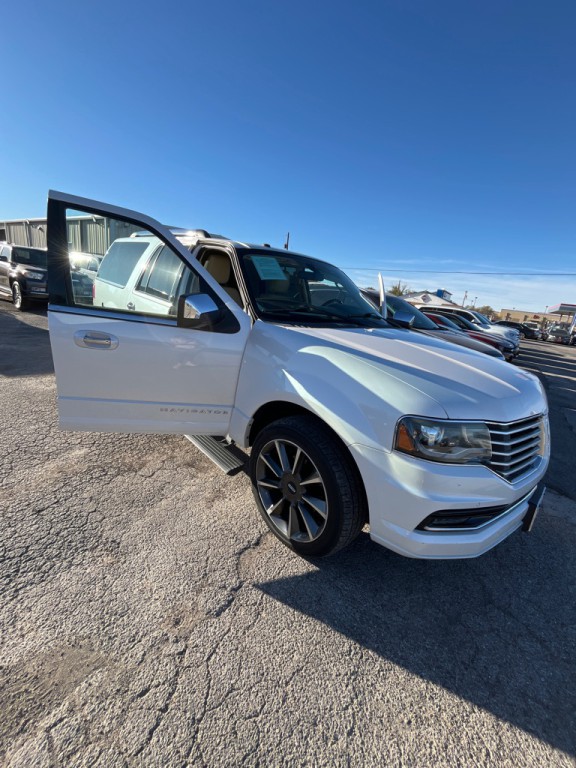 2017 Lincoln Navigator Image 2