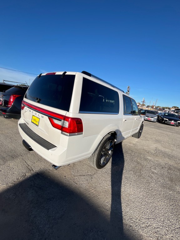 2017 Lincoln Navigator Image 3