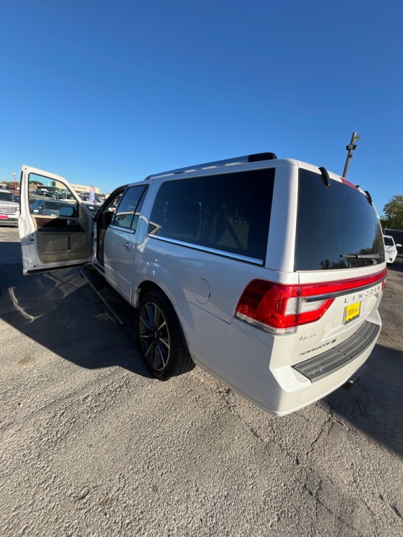 2017 Lincoln Navigator Image 4
