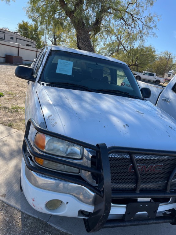2005 GMC Sierra Image 2