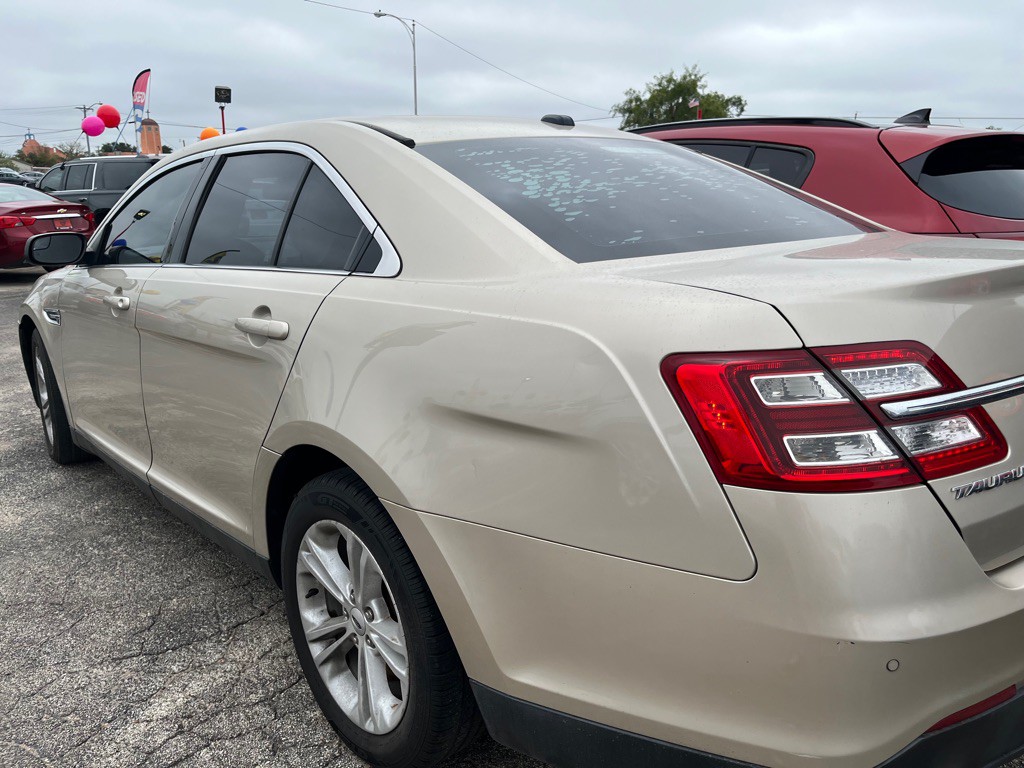 2017 Ford Taurus Image 4