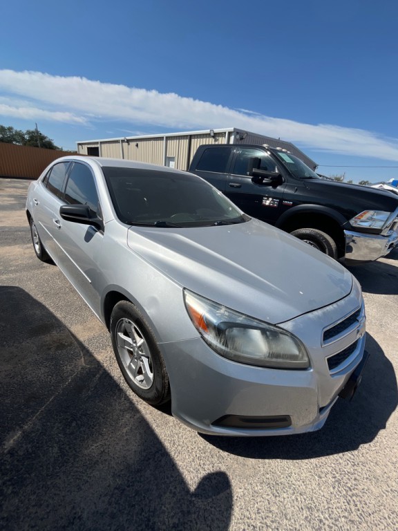 2013 Chevrolet Malibu Image 2