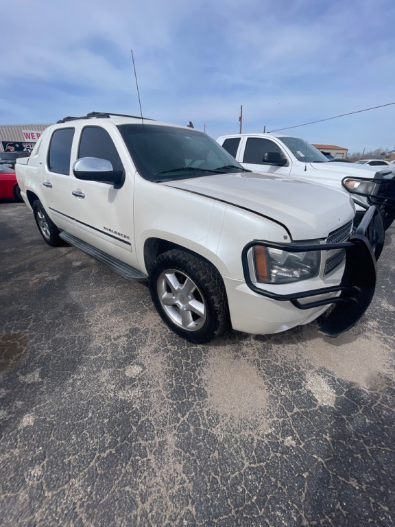2012 Chevrolet Avalanche Image 2