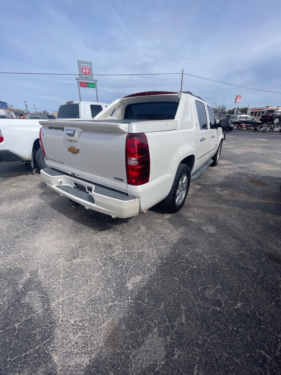 2012 Chevrolet Avalanche Image 3