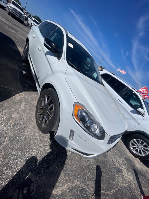 2017 Volvo XC60 Image 2