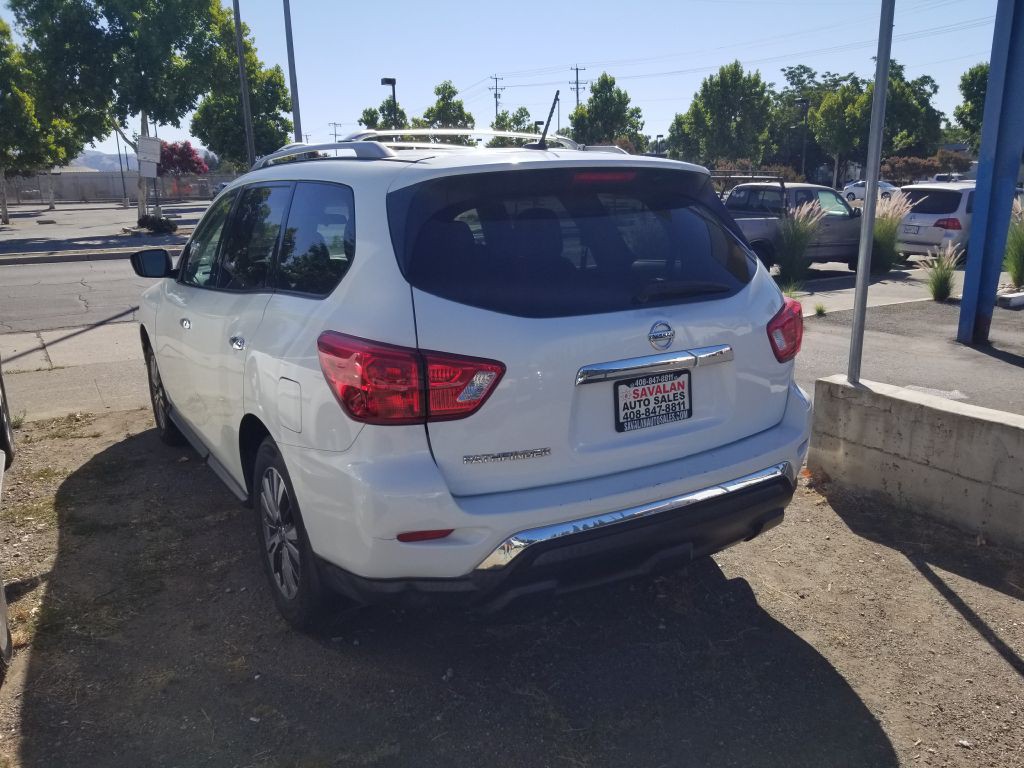 2018 Nissan Pathfinder Image 2