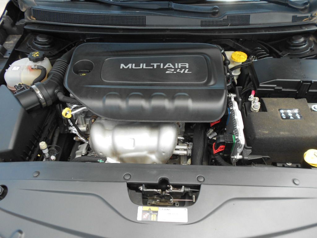2015 Chrysler 200 Image 2