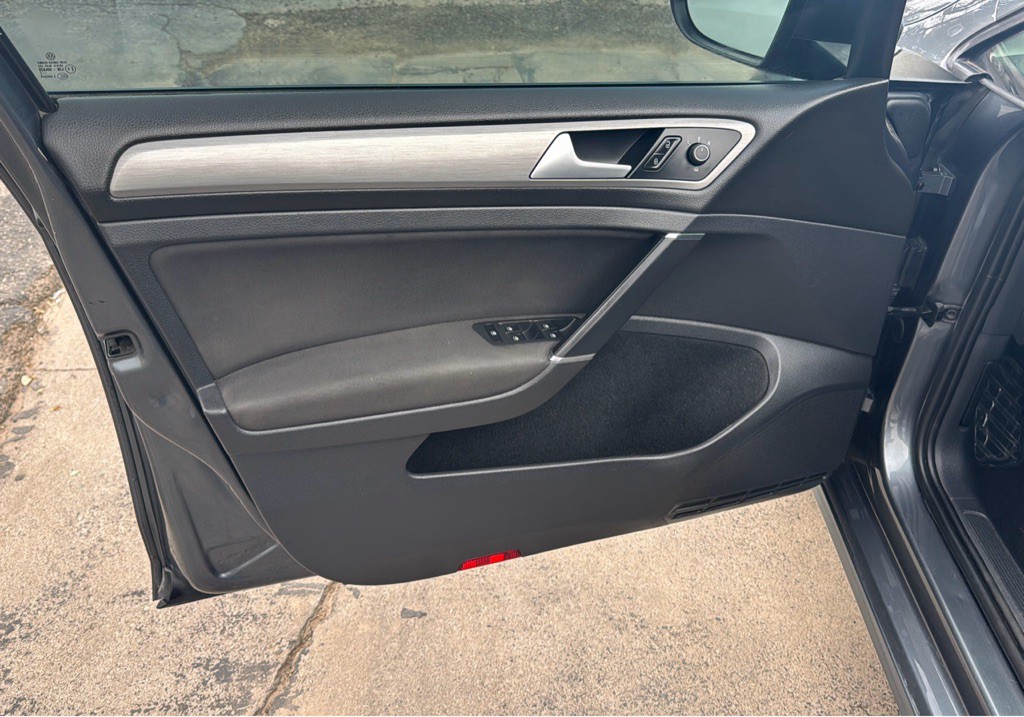 2017 Volkswagen Golf Image 11