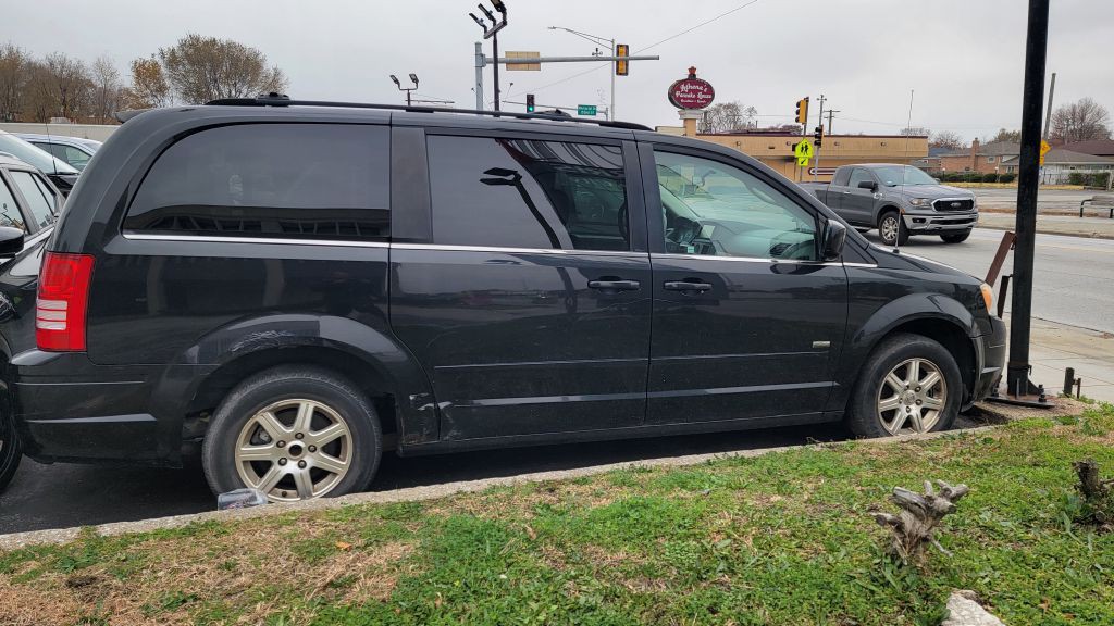 2008 Chrysler Town & Country Image 2