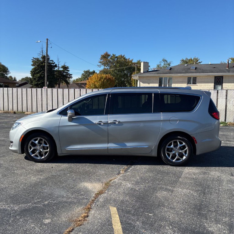 2018 Chrysler Pacifica Image 2