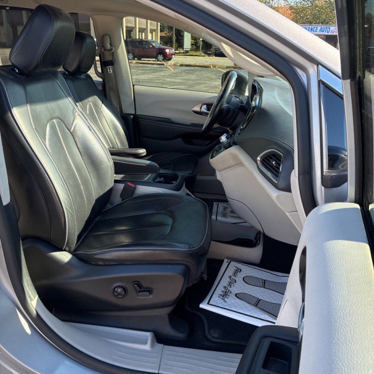 2018 Chrysler Pacifica Image 12