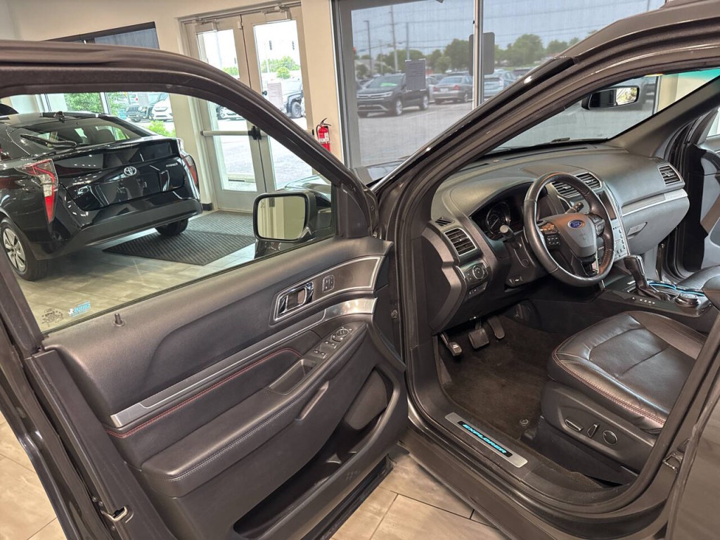 2016 Ford Explorer Image 38