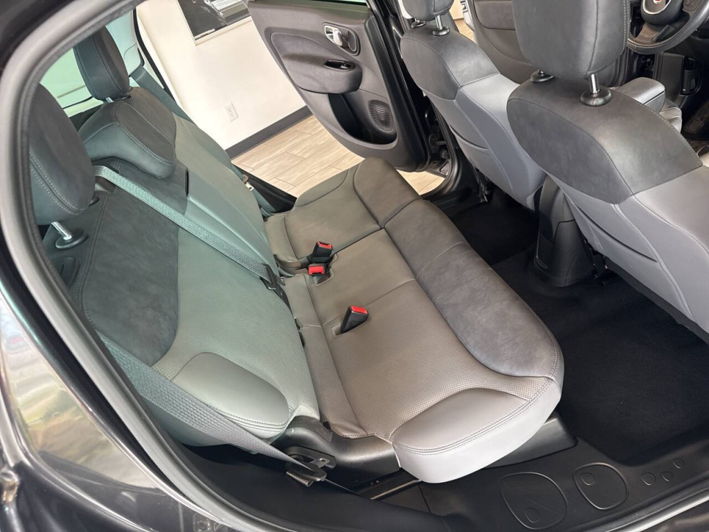 2017 FIAT 500L Image 28