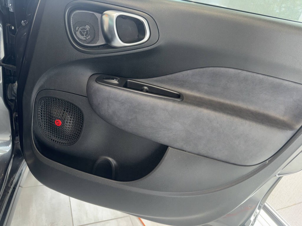 2017 FIAT 500L Image 36
