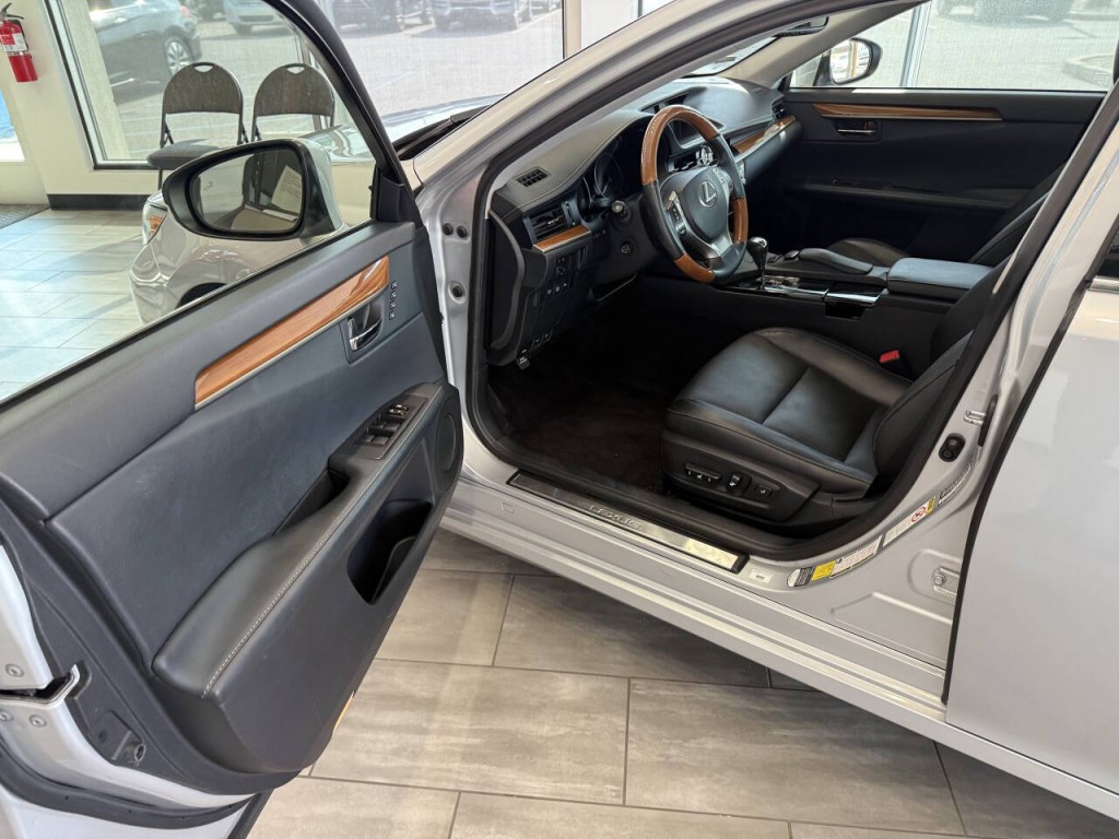 2014 Lexus ES 300 Image 16