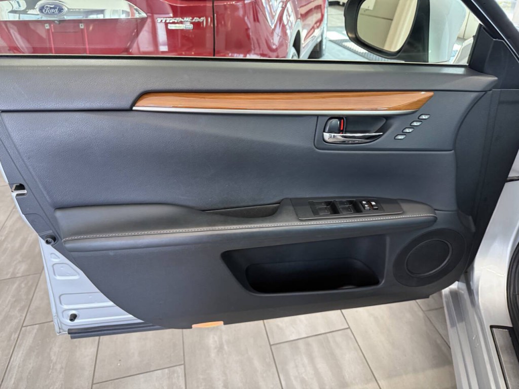 2014 Lexus ES 300 Image 17