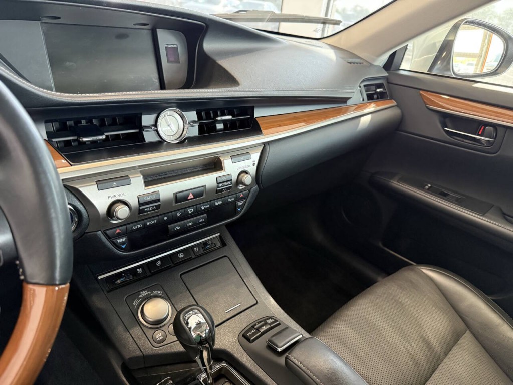 2014 Lexus ES 300 Image 23