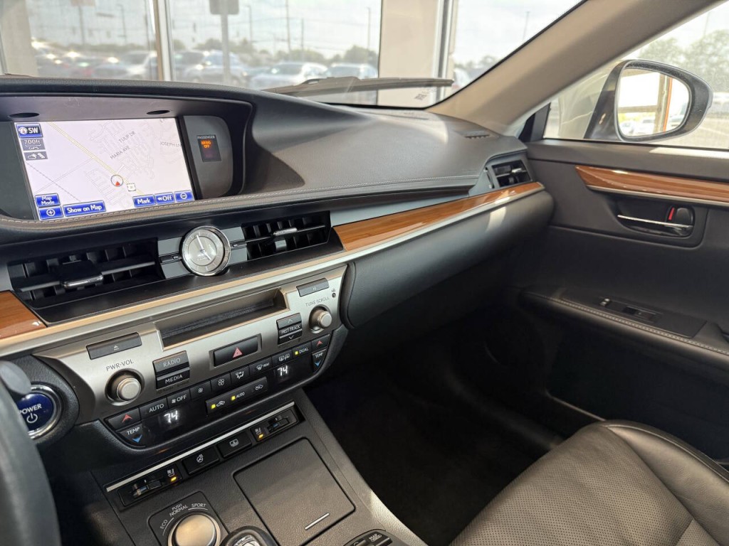 2014 Lexus ES 300 Image 32