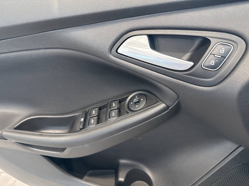 2017 Ford Focus Image 24