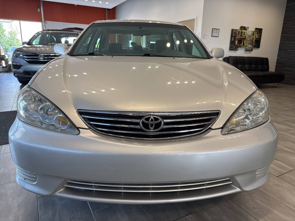 2005 Toyota Camry Image 2