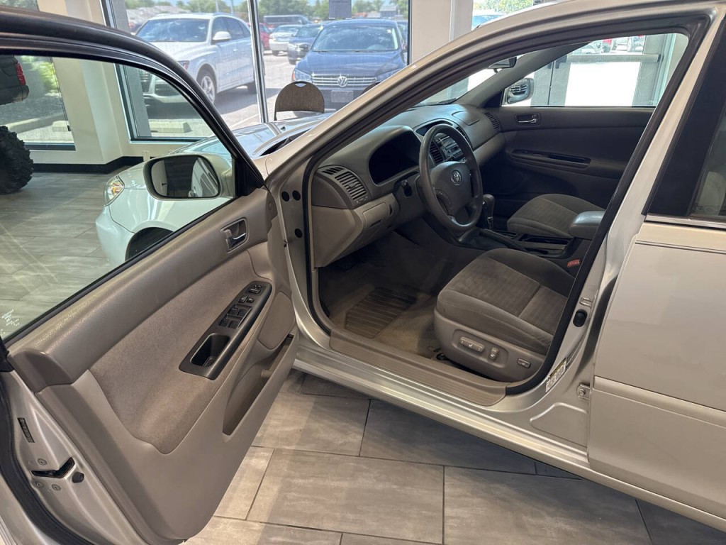 2005 Toyota Camry Image 12