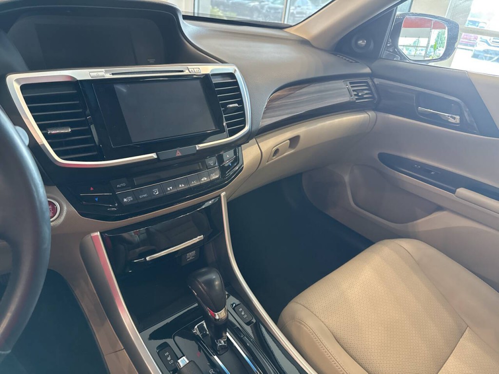 2016 Honda Accord Image 18