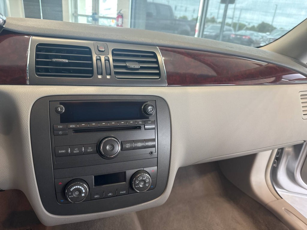 2010 Buick Lucerne Image 28