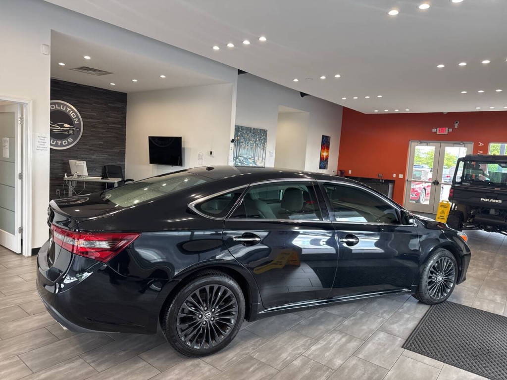 2016 Toyota Avalon Image 16
