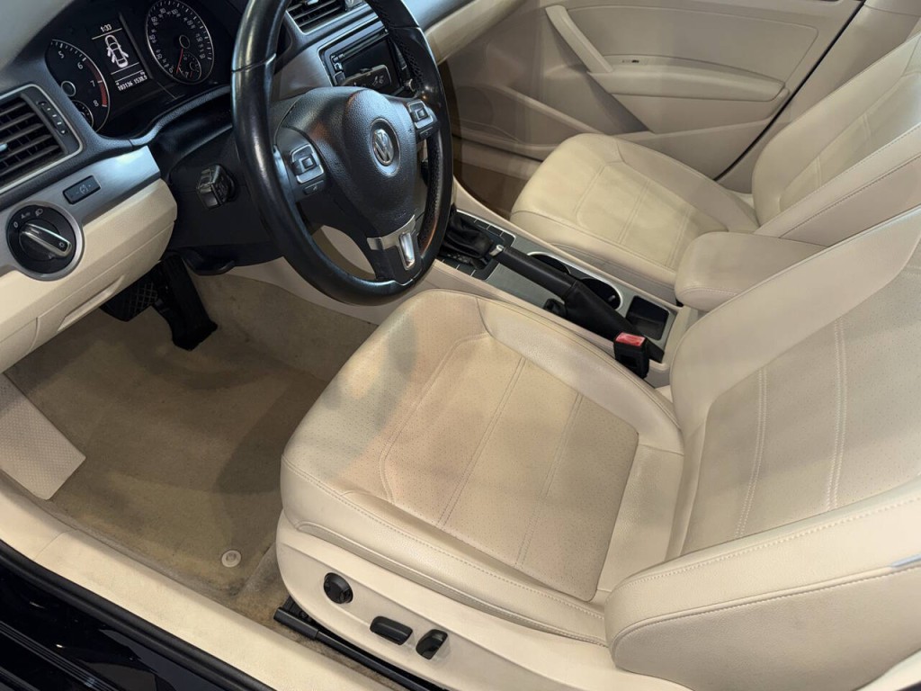 2014 Volkswagen Passat Image 17
