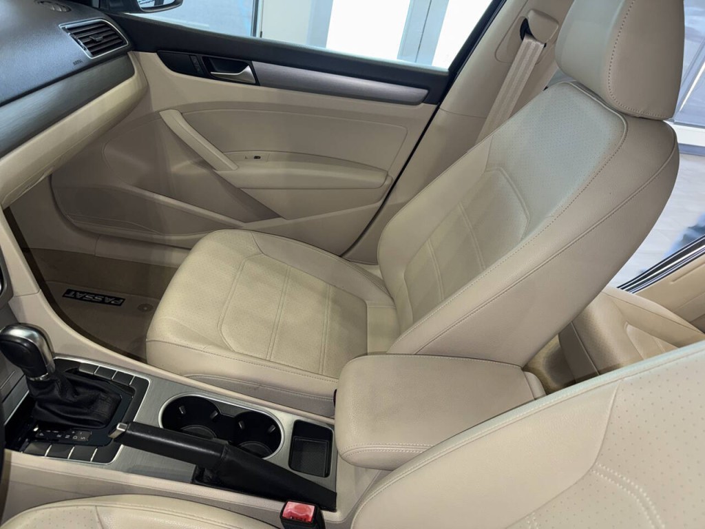 2014 Volkswagen Passat Image 19