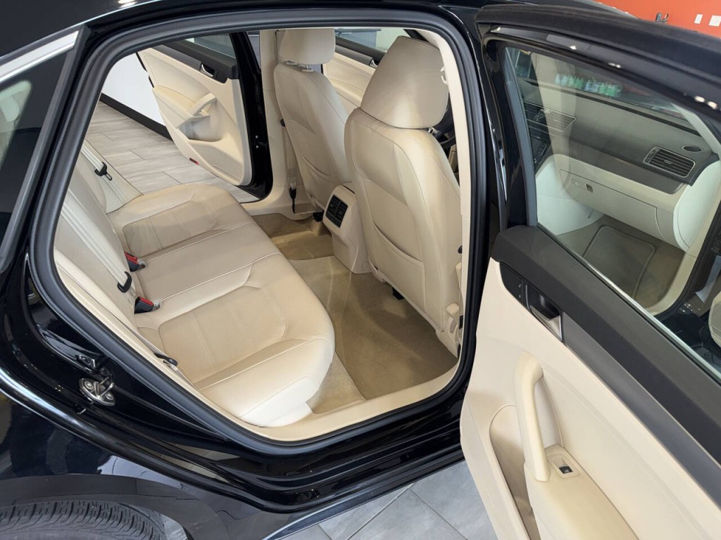 2014 Volkswagen Passat Image 25