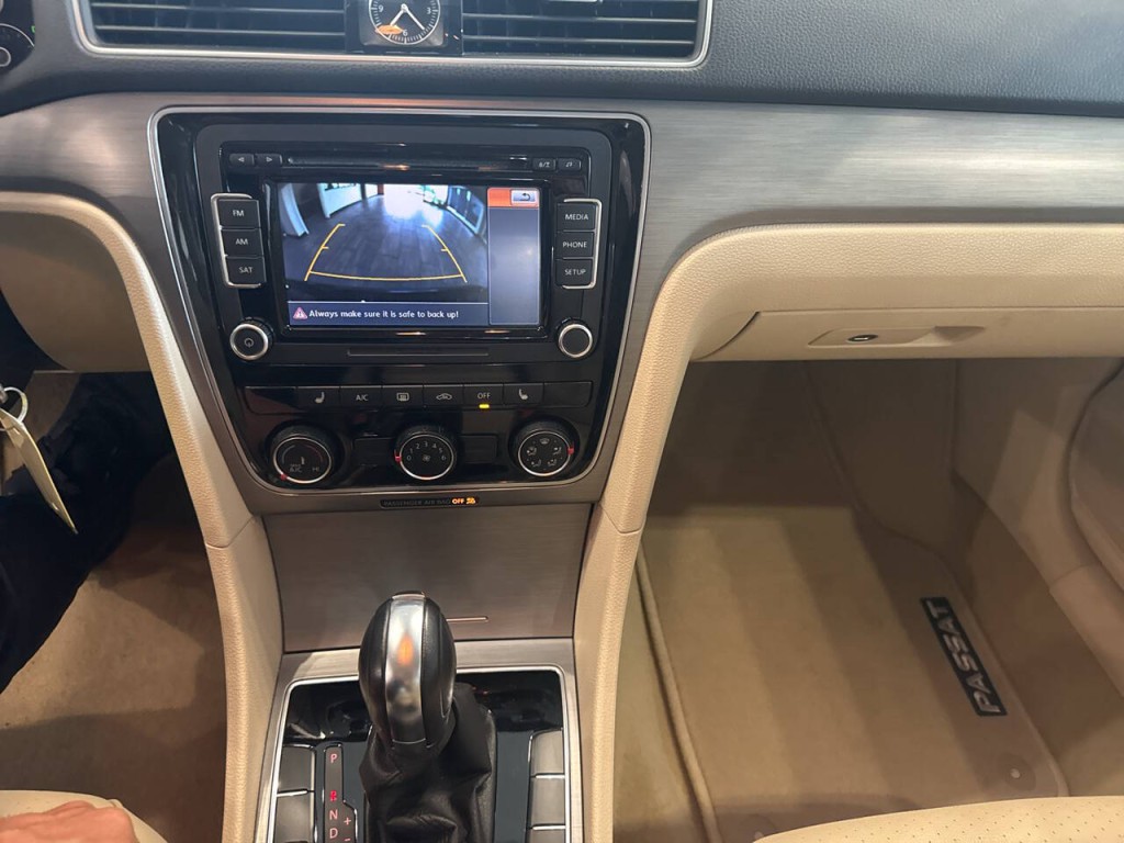 2014 Volkswagen Passat Image 29