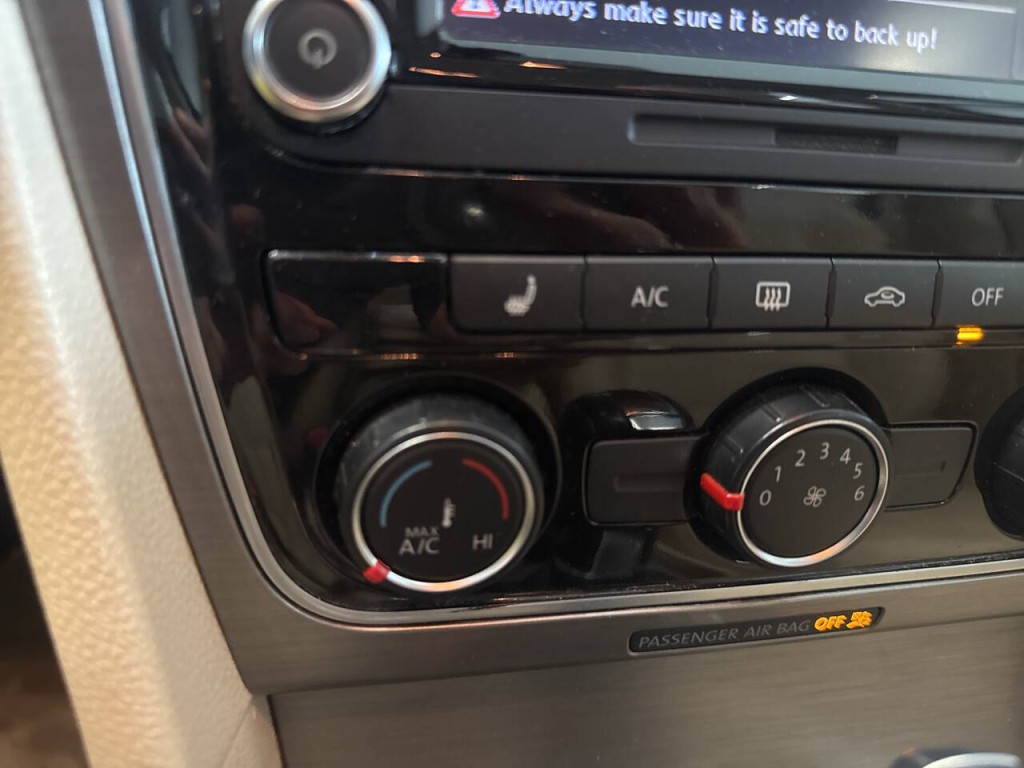 2014 Volkswagen Passat Image 30