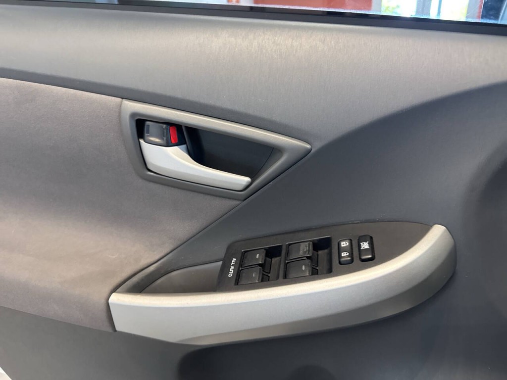 2011 Toyota Prius Image 32