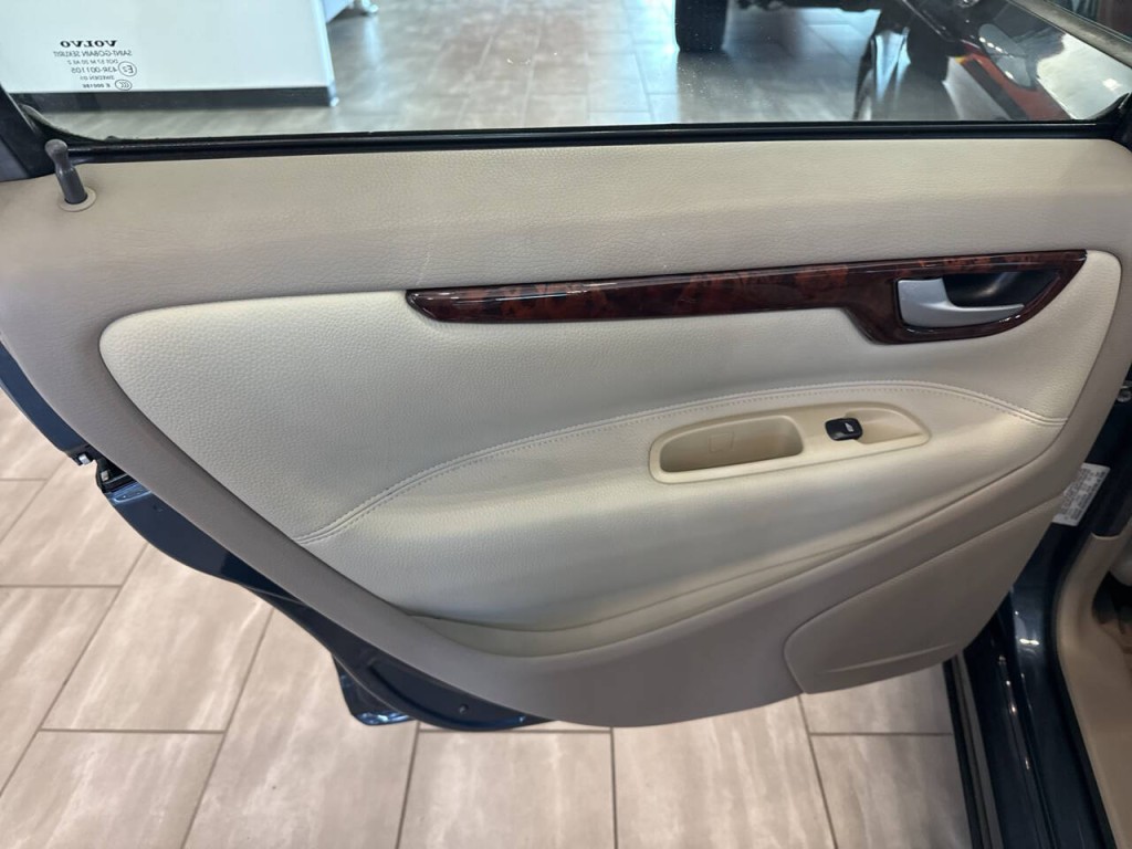 2006 Volvo V70 Image 28