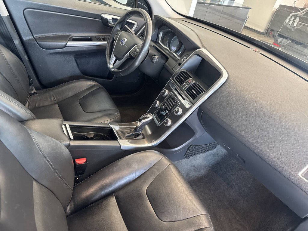 2016 Volvo XC60 Image 32