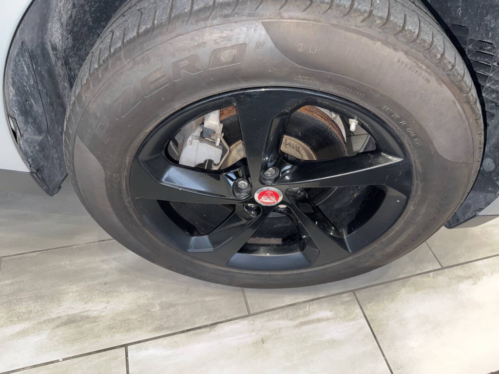 2020 Jaguar F-PACE Image 16